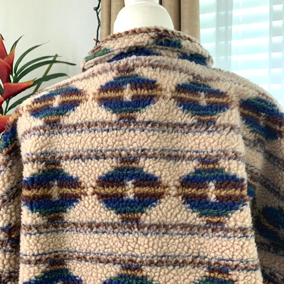 NEW Aqua Bloomingdale's Aztec Tribal Printed Sherpa Teddy Pullover in Beige - Picture 8 of 11